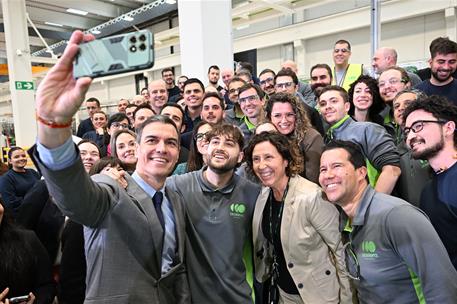 18/03/2025. Pedro Sánchez visita una planta de electrolizadores en Guadalajara. El presidente del Gobierno, Pedro Sánchez, se fotografía con...